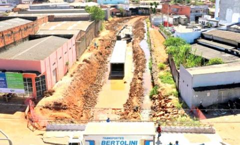 Via norte: Córrego recebe galerias de concreto para reduzir alagamentos em Araguaína