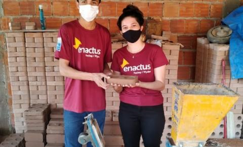 Time Enactus Facimp desenvolve projeto que produz tijolos ecológicos na comunidade